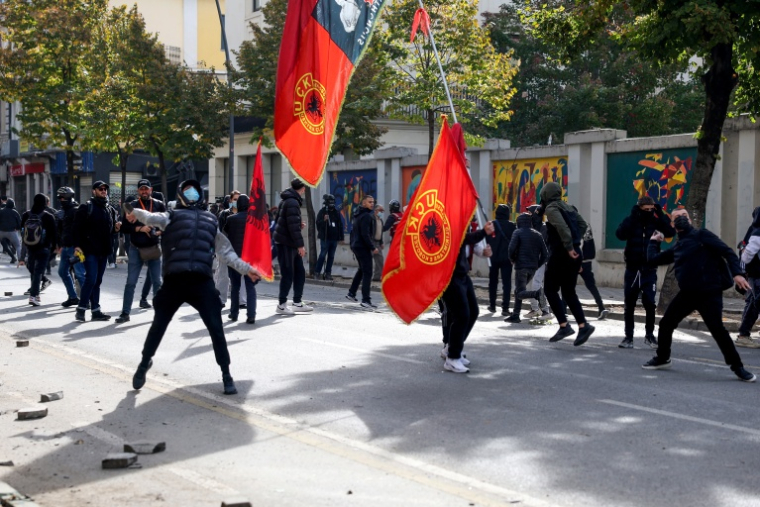 Des manifestants lancent des projectiles sur les forces de l'ordre lors d'une manifestation antigouvernementale dans le centre de Tirana, le 15 octobre 2026 ( AFP / Adnan Beci )
