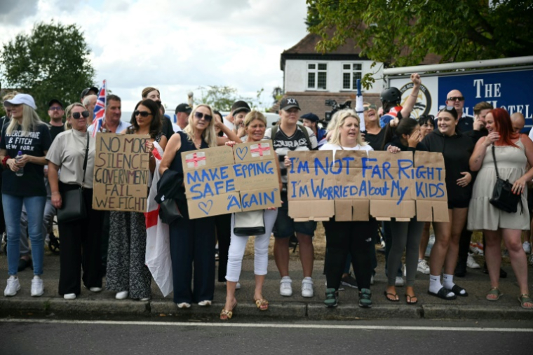 Manifestation devant l'hôtel Bell, censé héberger des demandeurs d'asile, à Epping, au nord-est de Londres, le 20 juillet 2025, après que la police a inculpé un demandeur d'asile pour agressions sexuelles ( AFP / JUSTIN TALLIS )