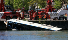 Des équipes de remorquage sortent un bus de la Seine après sa chute dans le fleuve avec des passagers à bord, à Juvisy-sur-Orge, le 30 avril 2026 dans l'Essonne ( AFP / Thomas SAMSON )