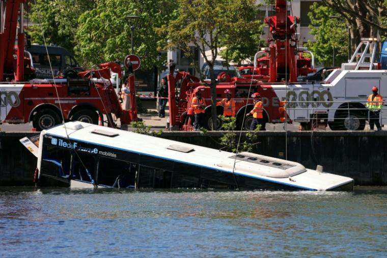 Des équipes de remorquage sortent un bus de la Seine après sa chute dans le fleuve avec des passagers à bord, à Juvisy-sur-Orge, le 30 avril 2026 dans l'Essonne ( AFP / Thomas SAMSON )