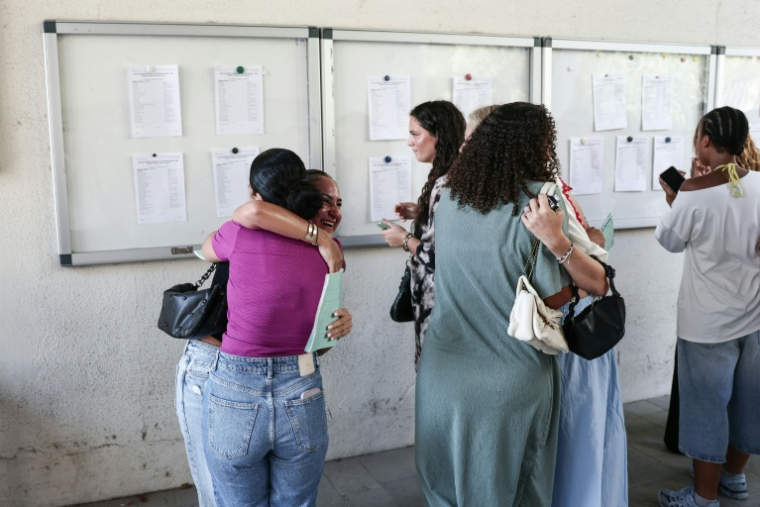 Des élèves réagissent après avoir regardé les résultats du bac au lycée Perier, le 7 juillet 2026 à Marseille ( AFP / Thibaud MORITZ )