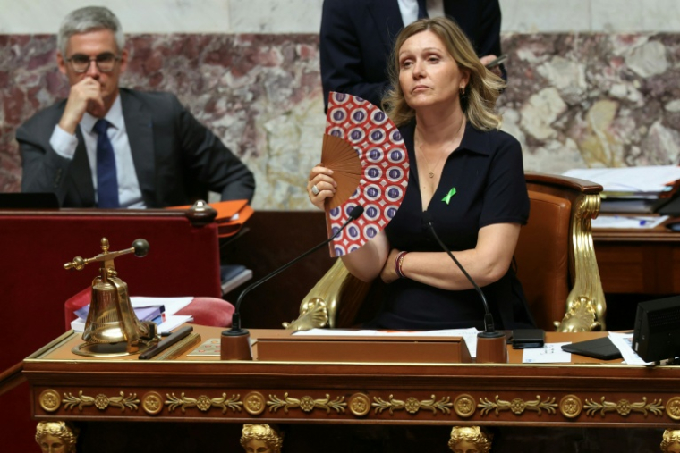 La présidente de l'Assemblée nationale, Yaël Braun-Pivet, s'évente lors des questions au gouvernement à l'Assemblée nationale, le 23 juin 2026 à Paris ( AFP / Alain JOCARD )