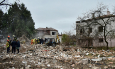 Des sauveteurs ukrainiens sur le site d'une attaque aérienne russe à Lapaivka, dans la région de Lviv, le 5 octobre 2025 en Ukraine ( AFP / STRINGER )