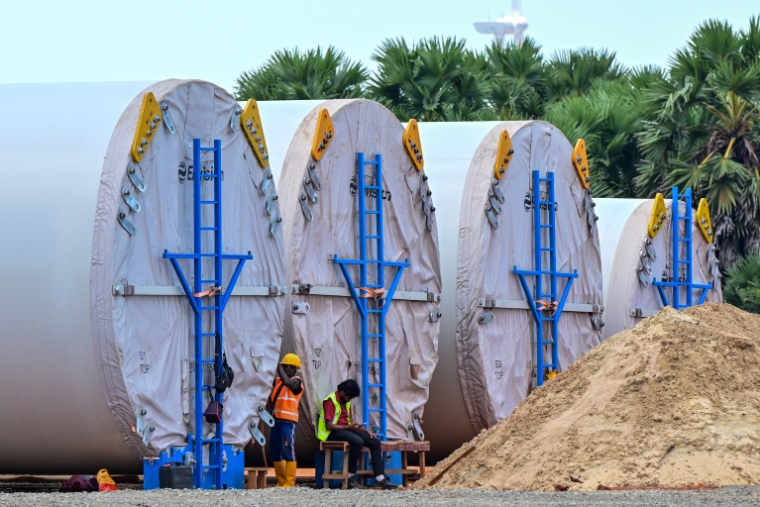 Cette photographie, prise le 2 octobre 2026, montre des mâts d'éoliennes en cours de préparation dans le cadre d'un projet éolien sur la péninsule de Mannar, au Sri Lanka ( AFP / Ishara S. KODIKARA )