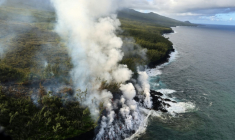 Vue aérienne sur la lave du volcan Piton de la Fournaise s'écoulant dans l'océan Indien à Sainte-Rose, sur l'île de La Réunion, le 16 mars 2026 ( AFP / Richard BOUHET )