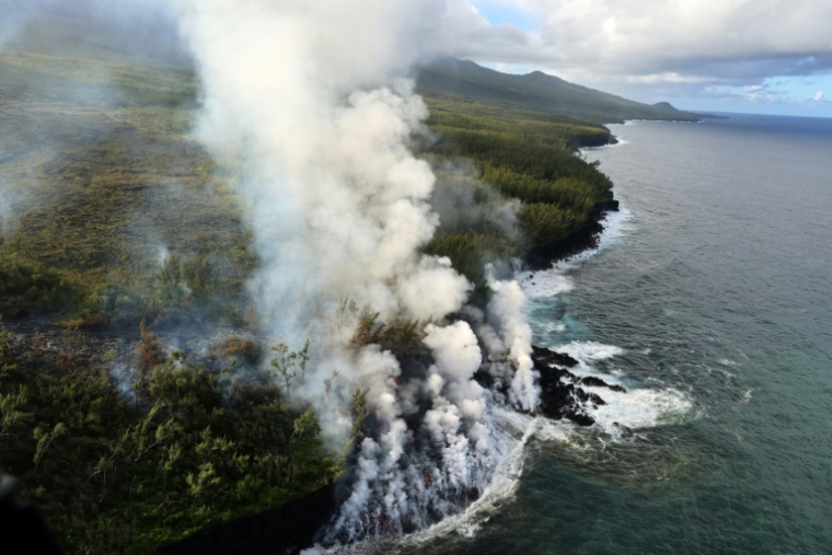 Vue aérienne sur la lave du volcan Piton de la Fournaise s'écoulant dans l'océan Indien à Sainte-Rose, sur l'île de La Réunion, le 16 mars 2026 ( AFP / Richard BOUHET )