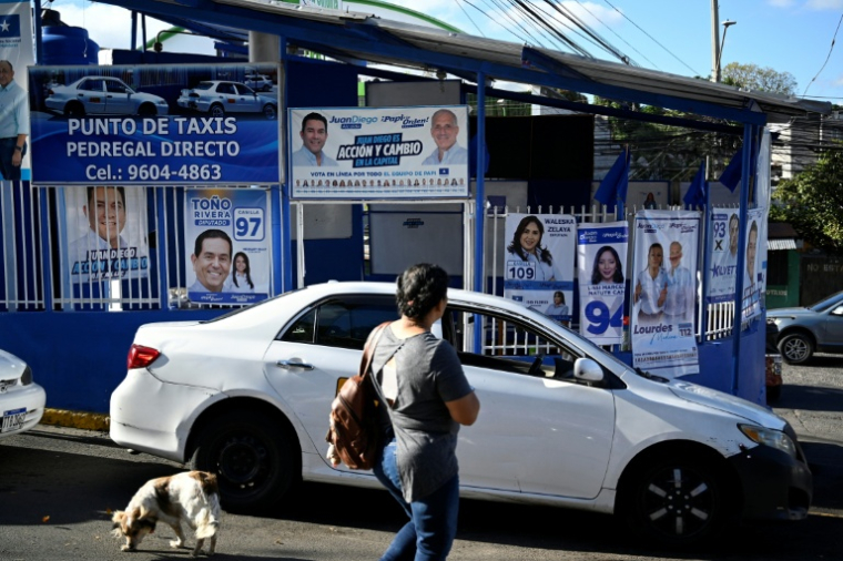 Des affiches du candidat à l'élection présidentielle au Honduras et homme d'affaires de droite Nasry Asfura placardées à Tegucigalpa le 27 novembre 2025 ( AFP / Orlando SIERRA )