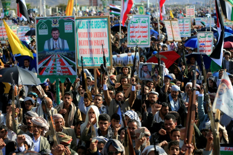Des partisans des autorités houthies brandissent leurs armes lors d’une manifestation contre l’intervention saoudienne au Yémen, le 9 octobre 2026 à Sanaa ( AFP / Mohammed HUWAIS )