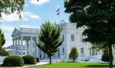 L'extérieur de la Maison Blanche est vu depuis la pelouse nord à Washington