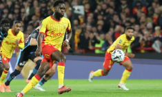 Odsonne Edouard inscrit un penalty pour Lens face à Marseille, le 25 octobre 2025 au stade Bollaert ( AFP / Francois LO PRESTI )
