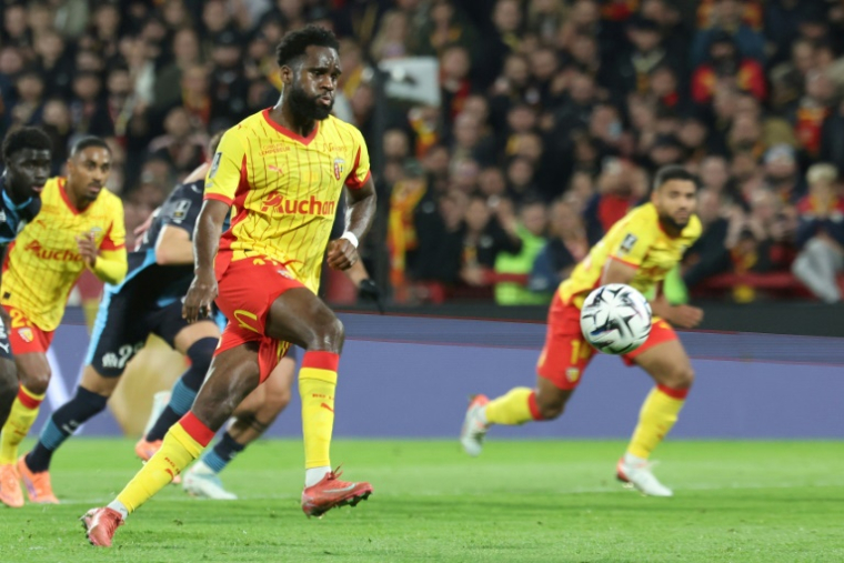 Odsonne Edouard inscrit un penalty pour Lens face à Marseille, le 25 octobre 2025 au stade Bollaert ( AFP / Francois LO PRESTI )