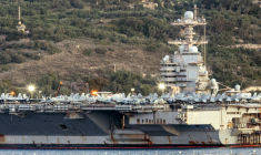 Le porte-avion américain Gerald Ford positionné dans la baie de Souda, près de la Crète en Grèce, le 24 février 2026 ( AFP / Costas METAXAKIS )