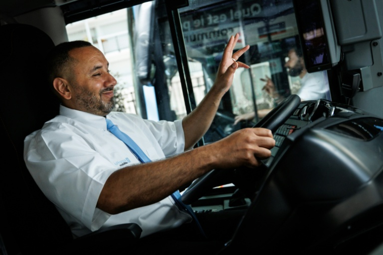 Chaffir Benkheroun, conducteur de la ligne de bus 85, le 31 juillet 2026 à Paris ( AFP / Simon WOHLFAHRT )