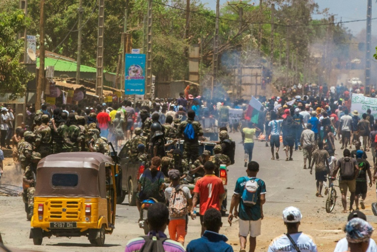 Des membres des forces de sécurité montent la garde alors que des manifestants défilent contre le gouvernement à Antsiranana, le 4 octobre 2025 à Madagascar ( AFP / FITA )
