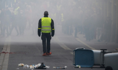 Un gilet jaune lors de heurts entre gilets jaunes et forces de l'ordre le 16 novembre 2019, à Nantes ( AFP / LOIC VENANCE )