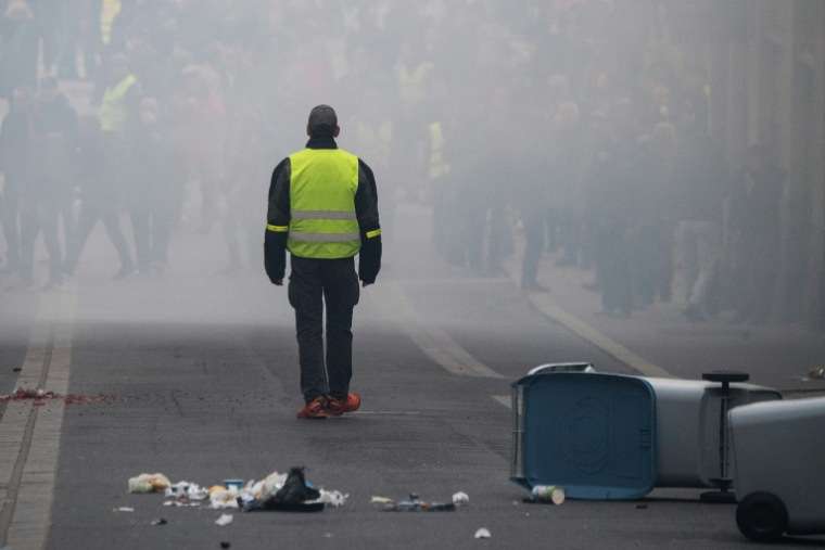 Un gilet jaune lors de heurts entre gilets jaunes et forces de l'ordre le 16 novembre 2019, à Nantes ( AFP / LOIC VENANCE )
