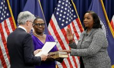 Lisa Cook (D) lors de sa prestation de serment comme gouverneure de la Réserve fédérale américaine, avec le président de la Fed, Jerome Powell (G), à Washington, le 23 mai 2022 ( AFP / OLIVIER DOULIERY )