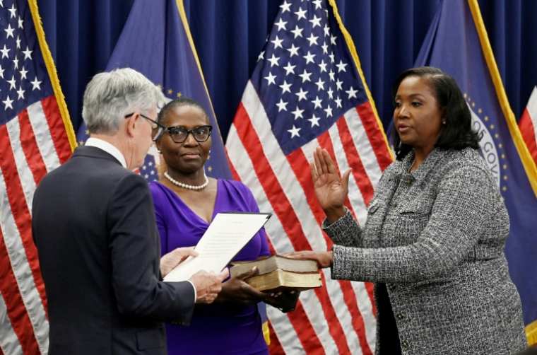 Lisa Cook (D) lors de sa prestation de serment comme gouverneure de la Réserve fédérale américaine, avec le président de la Fed, Jerome Powell (G), à Washington, le 23 mai 2022 ( AFP / OLIVIER DOULIERY )