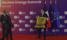 Des militants de Greenpeace perturbent le sommet de l'énergie nucléaire à Paris