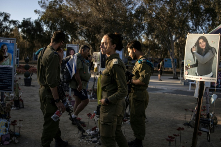 Des soldats israéliens au mémorial des victimes de l'attaque du Hamas au festival Nova, le 7 octobre 2025 à Réïm, dans le sud d'Israël ( AFP / JOHN WESSELS )
