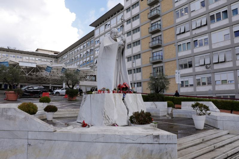 Une statue de Jean-Paul II devant l'hôpital Gemelli où le pape François est allé poursuivre son traitement pour une bronchite persistante
