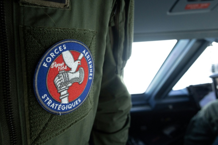 Le logo de l'Armée de l'air stratégique  sur la veste d'un pilote à bord d'un avion ravitailleur militaire A330 MRTT Phenix lors de l'exercice "Poker" au-dessus de la France, le 17 mars 2026 ( AFP / ALAIN JOCARD )