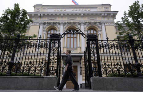 Un piéton passe devant le siège de la Banque centrale russe à Moscou le 7 juin 2024.  ( AFP / NATALIA KOLESNIKOVA )