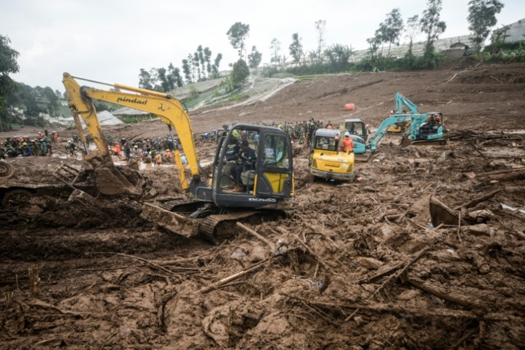 Des secouristes recherchent des victimes ensevelies par un glissement de terrain dans le village de Pasirlangu, à Bandung, dans l'ouest de l'île de Java, le 26 janvier 2026 ( AFP / Timur Matahari )