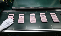 Des calculatrices assemblées dans une usine Casio à Nakhon Ratchasima, dans le nord-est de la Thaïlande, le 12 novembre 2025  ( AFP / Lillian SUWANRUMPHA )