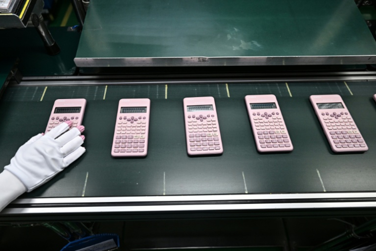 Des calculatrices assemblées dans une usine Casio à Nakhon Ratchasima, dans le nord-est de la Thaïlande, le 12 novembre 2025  ( AFP / Lillian SUWANRUMPHA )