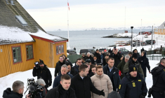 La Première ministre danoise Mette Frederiksen (c,d) et le Premier ministre groenlandais Jens-Frederik Nielson (c,g) dans les rues de Nuuk, le 23 janvier 2026 au Groenland ( AFP / Jonathan Nackstrand )