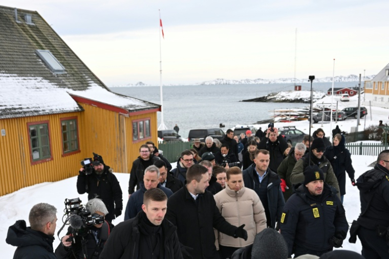 La Première ministre danoise Mette Frederiksen (c,d) et le Premier ministre groenlandais Jens-Frederik Nielson (c,g) dans les rues de Nuuk, le 23 janvier 2026 au Groenland ( AFP / Jonathan Nackstrand )