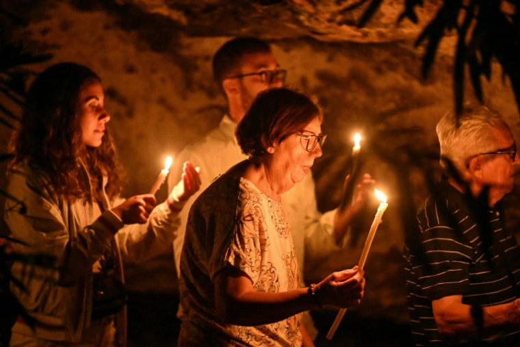 Veillée aux flambeaux à Lampedusa le 14 août 2025 en hommage aux migrants morts dans un naufrage  ( AFP / Stefano Rellandini )