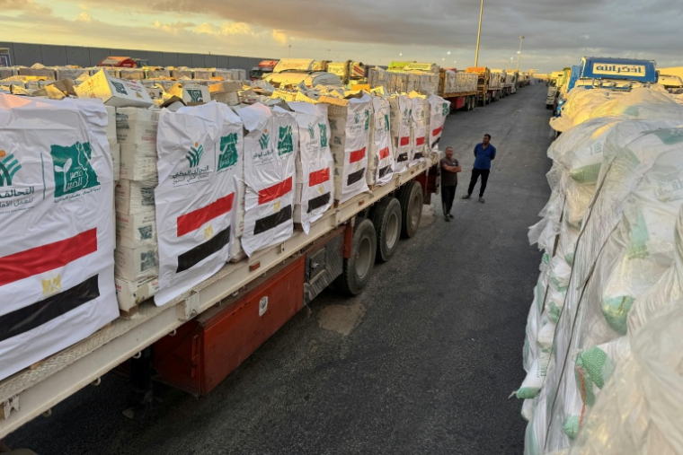 Des camions chargés d'aide humanitaire à destination de Gaza attendent du côté égyptien du poste-frontière de Rafah, le 12 octobre 2025 ( AFP / - )