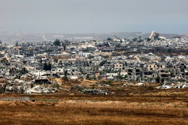 Une photo prise depuis le sud d'Israël montre les bâtiments détruits dans la bande de Gaza, le 17 mai 2025 ( AFP / Jack GUEZ )