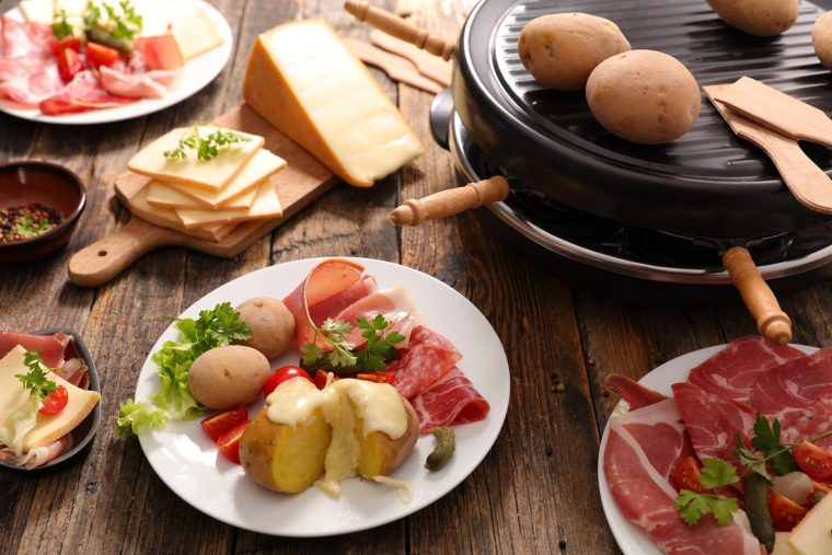 Nos conseils pour bien choisir son appareil à raclette. ( crédit photo : Getty Images )