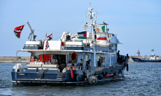 Des militants et défenseurs des droits humains à bord d'un navire quittent le port de Bizerte, au nord de la Tunisie, le 14 septembre 2025, pour rejoindre les derniers bateaux participant à la flottille internationale en route pour Gaza ( AFP / MOHAMED FLISS )