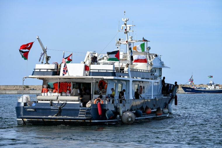 Des militants et défenseurs des droits humains à bord d'un navire quittent le port de Bizerte, au nord de la Tunisie, le 14 septembre 2025, pour rejoindre les derniers bateaux participant à la flottille internationale en route pour Gaza ( AFP / MOHAMED FLISS )
