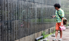 Un homme passe devant une liste de noms de prisonniers de guerre de la Seconde Guerre mondiale exposée au Mémorial des prisonniers de guerre et au Parc de la paix de Taïwan, à New Taipei City, le 31 juillet 2025 ( AFP / I-Hwa Cheng )