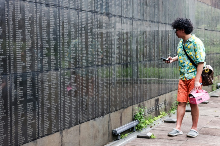 Un homme passe devant une liste de noms de prisonniers de guerre de la Seconde Guerre mondiale exposée au Mémorial des prisonniers de guerre et au Parc de la paix de Taïwan, à New Taipei City, le 31 juillet 2025 ( AFP / I-Hwa Cheng )