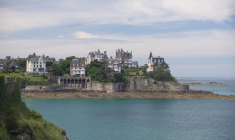François Pinault, l’homme d’affaires breton, aime Dinard et les maisons chargées d’histoires. crédit photo : Getty Images