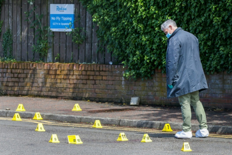 Un policier sur les lieux d'une agression au couteau avenue Kinnaird, dans le nord de Belfast, en Irlande du Nord, le 9 juin 2026 ( AFP / Paul Faith )