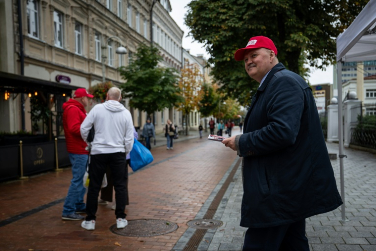 Aleksei Vassiliev, candidat du parti des russophones Saskanas (Harmonie) et président de l'Union russe de Lettonie, distribue les tracts électoraux à Daugavpils, en Lettonie, le 26 septembre 2026 ( AFP / Wojtek RADWANSKI )