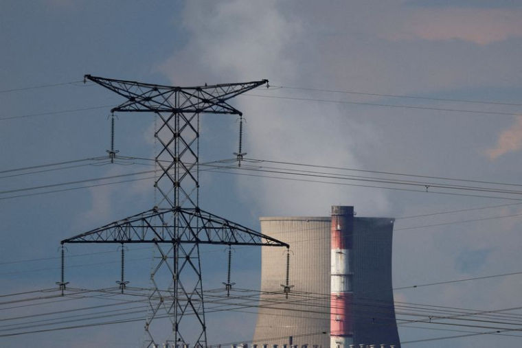 Photo d'archives de lignes électriques à haute tension à côté de la centrale EDF de Bouchain
