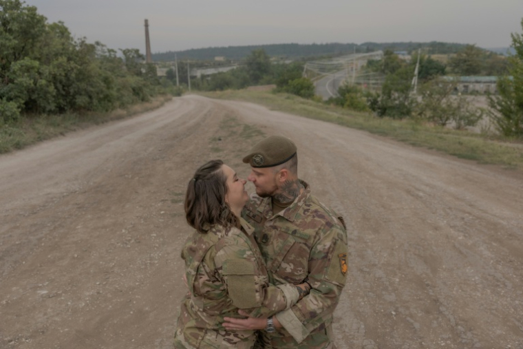 Le soldat Ice et la médecin militaire Khomotchka posent pour une photo près d'Izium, dans la région de Kharkiv, en Ukraine, le 26 août 2026 ( AFP / Roman PILIPEY )