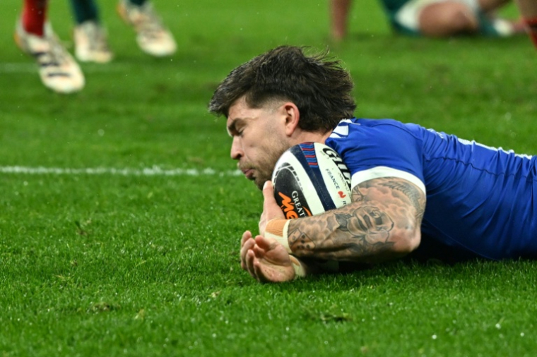 Le demi d'ouveture des Bleus Matthieu Jalibert inscrit un essai face à l'Irlande, à Saint-Denis, le 5 février 2026 ( AFP / Julie SEBADELHA )