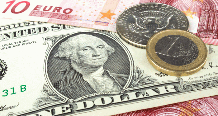 L'euro continue de baisser face au dollar.