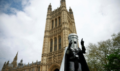 Count Binface pose devant le Palais de Westminster à Londres en 2024 ( AFP / BENJAMIN CREMEL )