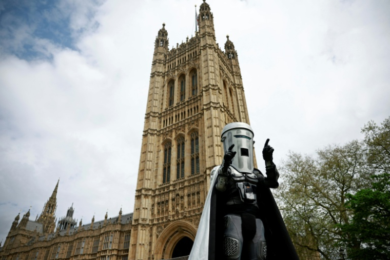Count Binface pose devant le Palais de Westminster à Londres en 2024 ( AFP / BENJAMIN CREMEL )