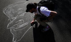MACRON LORGNE LE VOTE VERT EN PROMETTANT UNE SORTIE DES ÉNERGIES FOSSILES